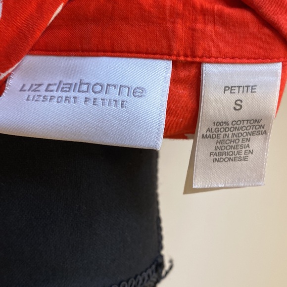 ๐ 2/$25 Liz Claiborne Petite Red and White Floral Button Up Shirt - Picture 4 of 4